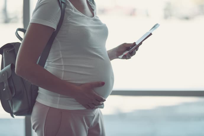 mujer embarazada en el aeropuerto