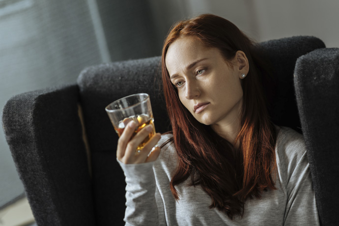 Mujer consumiendo alcohol