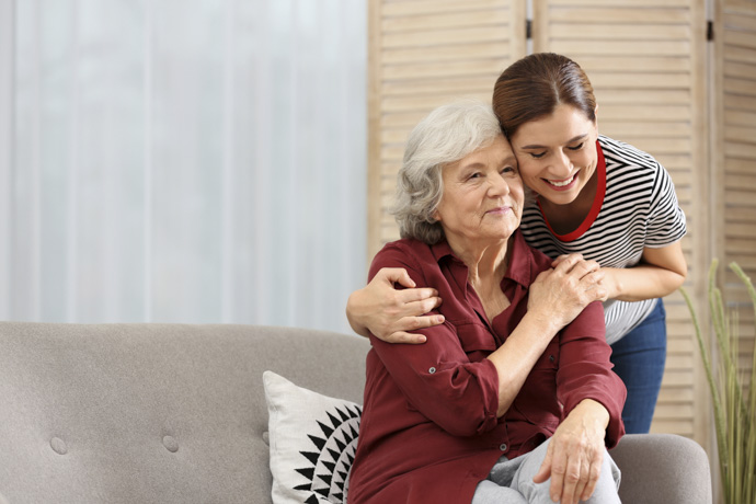 Mujer cuida a su madre con Alzheimer. 
