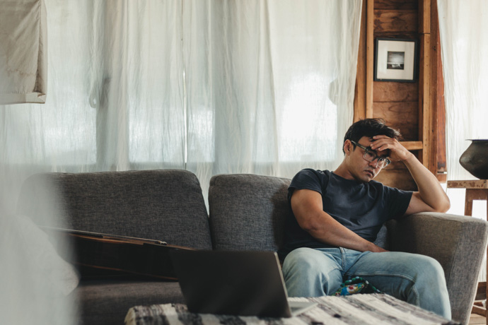 Hombre con bajos niveles de serotonina. 