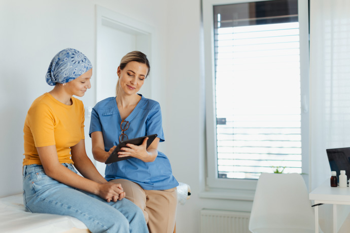 Doctora enseñando a paciente cómo realizar batidos proteicos para pacientes oncológicos.