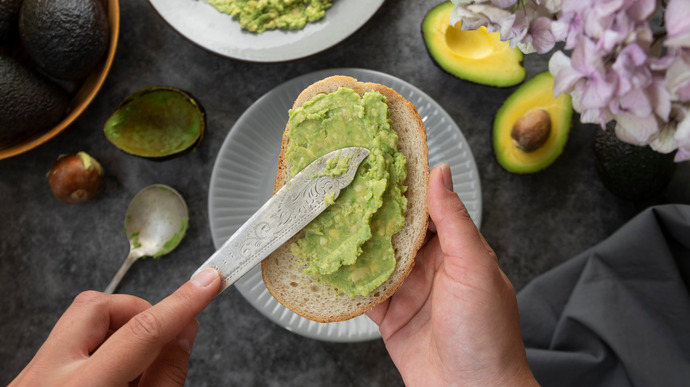 Una tostada de aguacate es una excelente manera de disfrutar de sus beneficios.