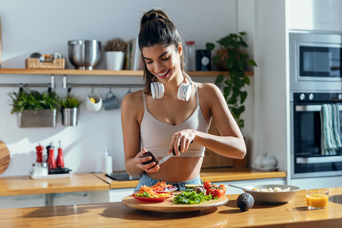 Mujer satisfecha por los beneficios que tiene comer aguacate.