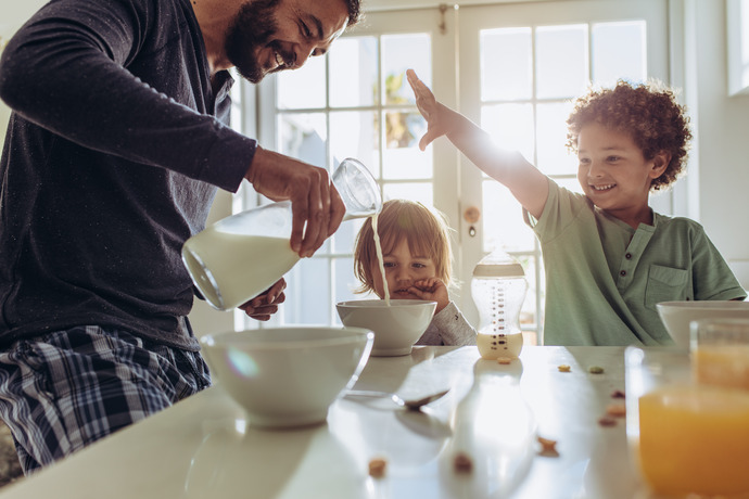 Familia disfrutando de los beneficios de la leche para la salud. 