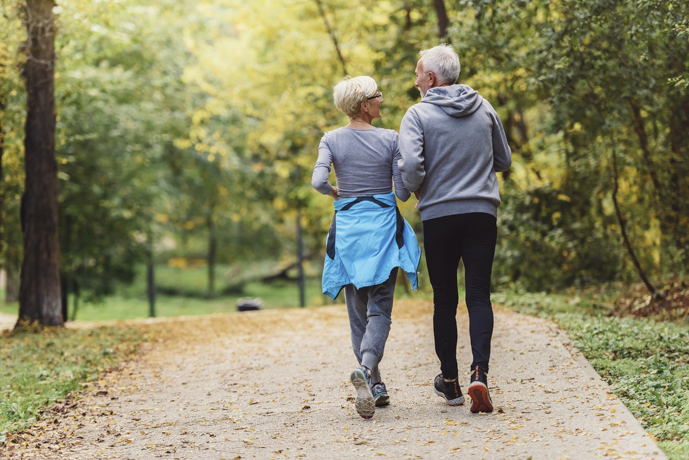 Pareja caminando hasta alcanzar 10.000 pasos.