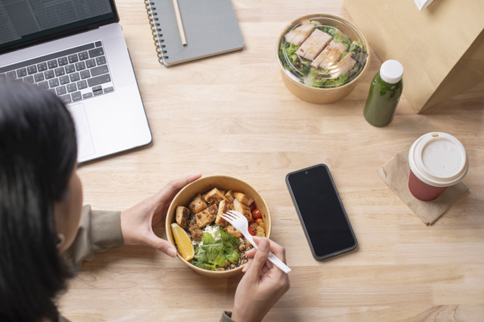 Persona alimentándose de forma saludable