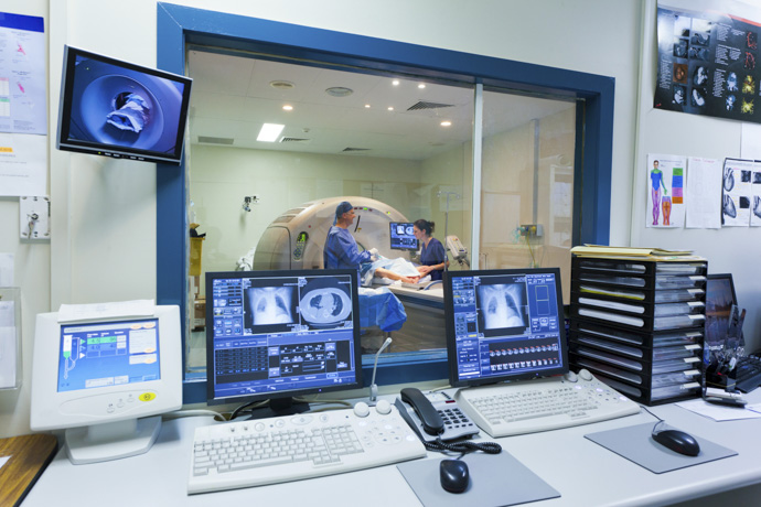 Médicos realizando resonancia magnética