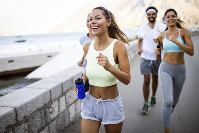 Grupo de amigos empezando a correr desde cero