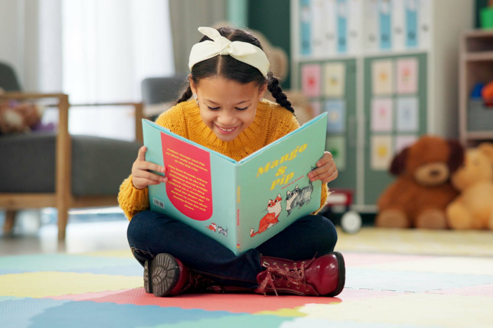 Esta niña leyendo un libro es un ejemplo de niña sana que no necesita ergoterapia. 