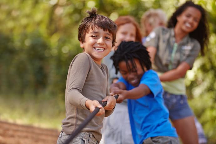 niños jugando el juego de la soga