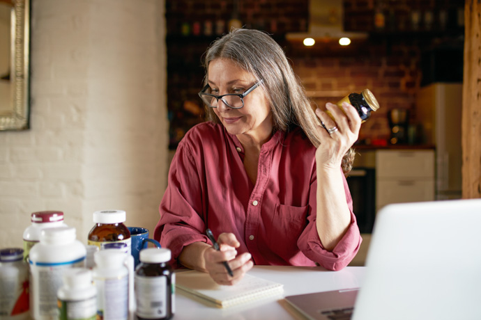 Mujer aprendiendo las propiedades del Kudzu.