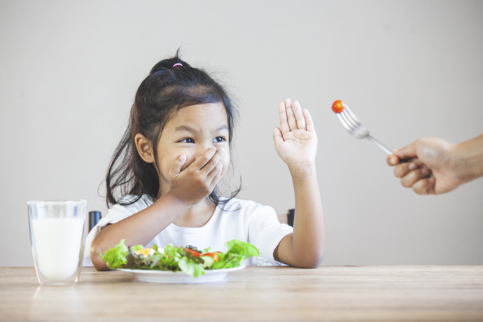 Niña no quiere comer vegetales