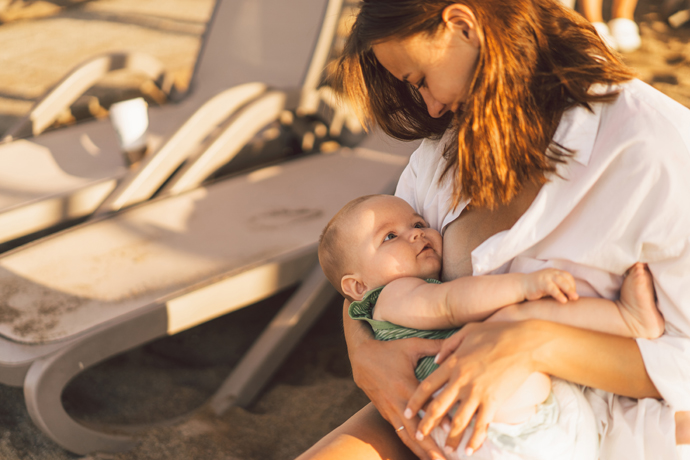 Mamá y su bebé en la playa