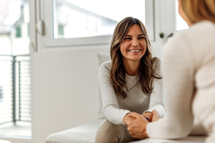 Mujer teniendo una conversación amena con su psicólogo