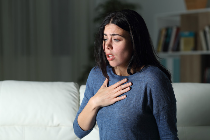 Mujer con palpitaciones causadas por ansiedad