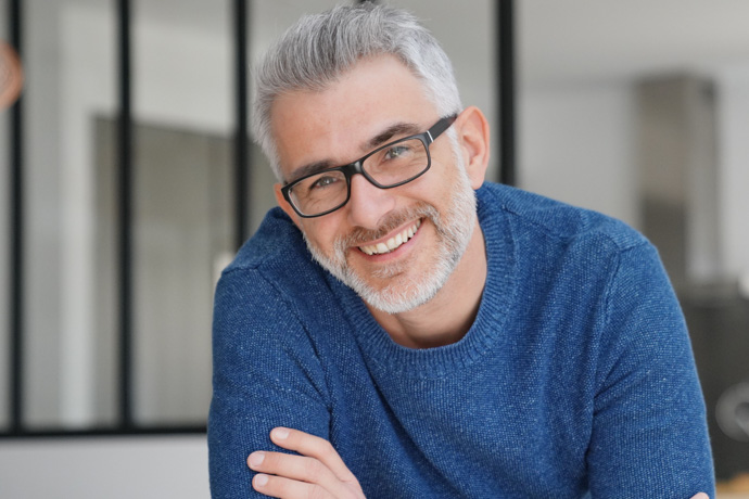 Hombre con canas sonriendo.