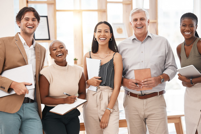 grupo de personas sonriendo