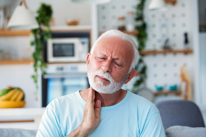 Hombre con dolor de cuello