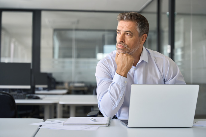 Hombre de negocios experimentando un déjà vu en la oficina