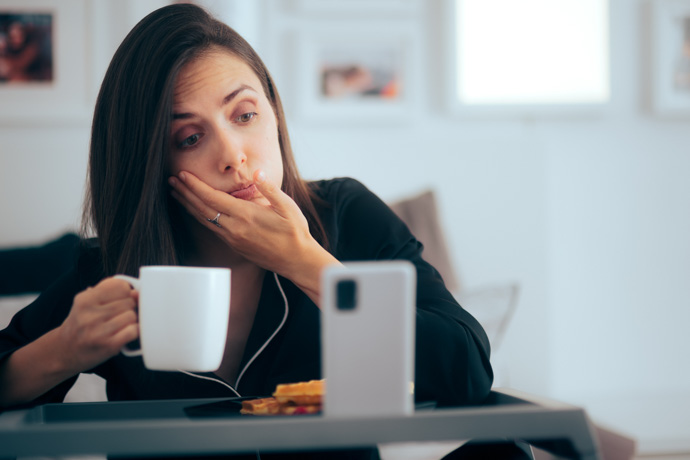 mujer quejandose de dolor de muela