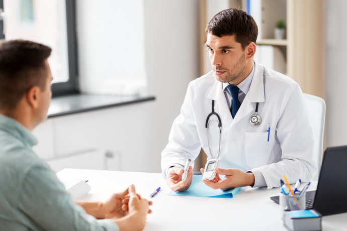 Doctor explicando a paciente por qué se le duermen las manos.
