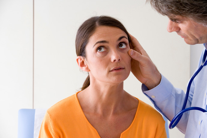 mujer en revision medica 