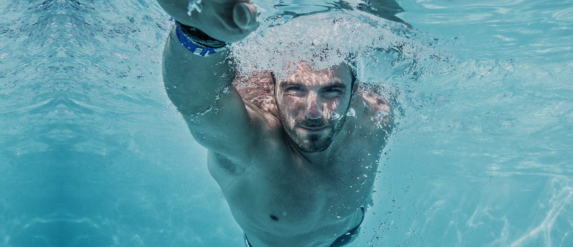 Hombre nadando en el agua