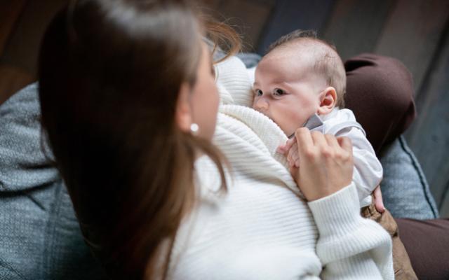 Mamá amamantando a su hijo