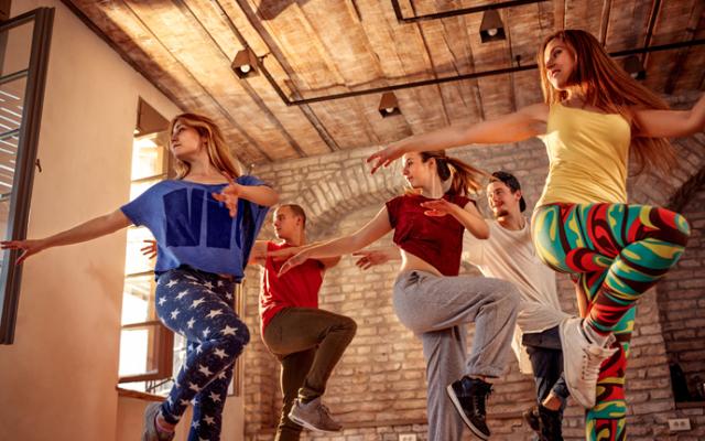 Mujeres entrenando una secuencia de baile