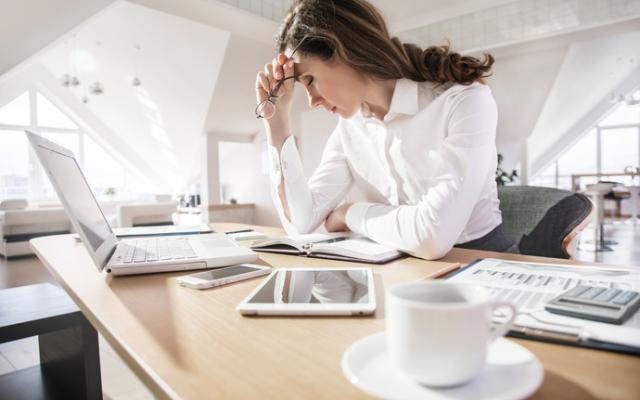 Persona sufriendo estrés crónico en el entorno laboral