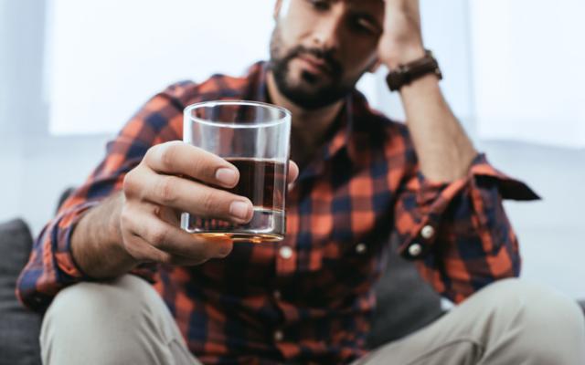 Hombre con adicción al alcohol