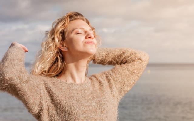 Chica tomando el sol como prevención por la falta de vitamina D