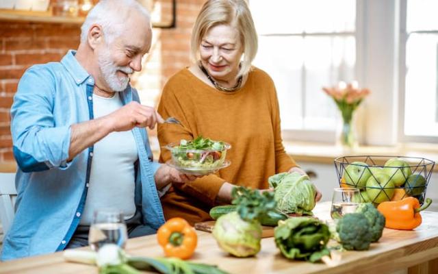 personas que siguen una dieta antiinflamatoria