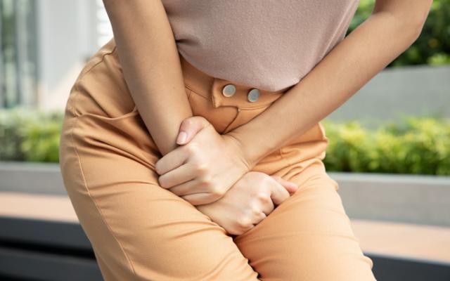 Mujer con problemas de infecciones de orina. 