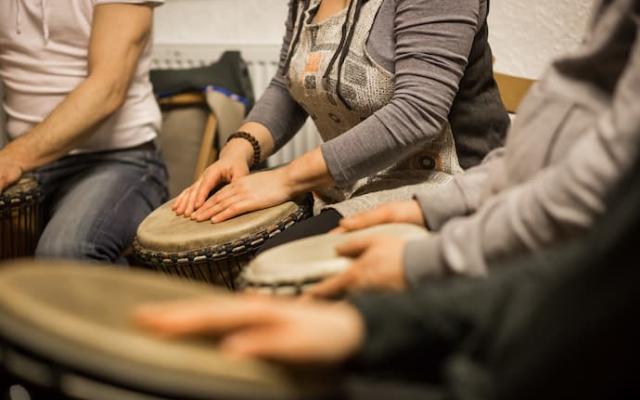 personas disfrutando la musicoterapia