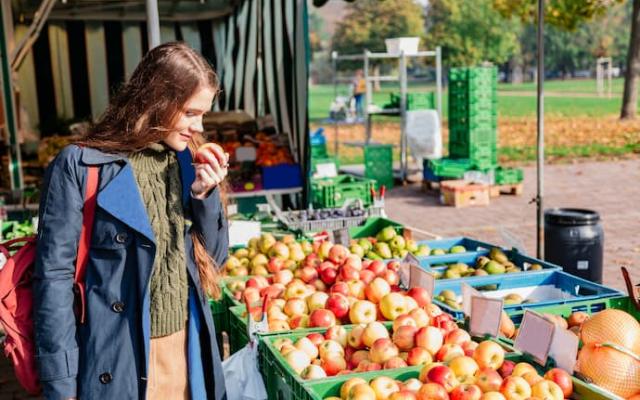 mujer eligiendo alimentos orgánicos