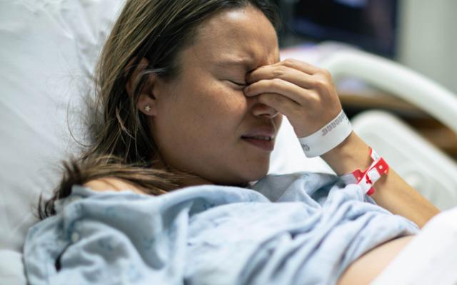 Mujer con una enfermedad crónica en el hospital.