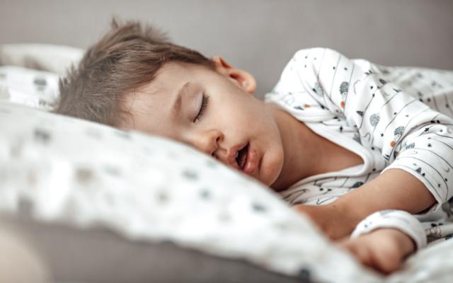 Niño durmiendo después de una ventana de sueño.