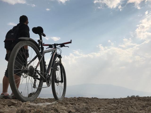 Ciclista al atardecer