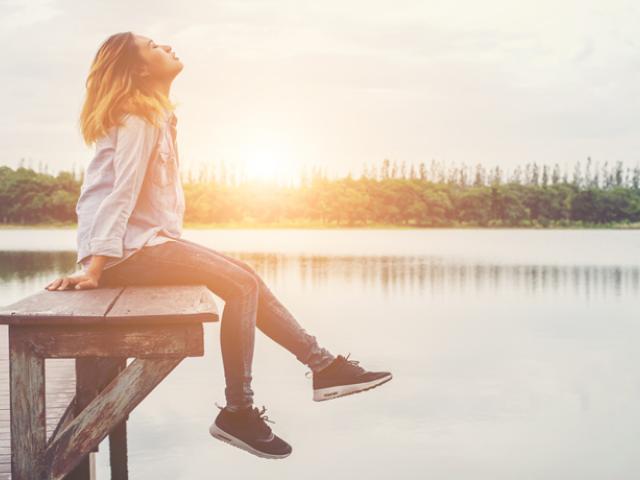 Mujer relajada disfrutando de la naturaleza