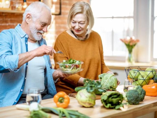 personas que siguen una dieta antiinflamatoria