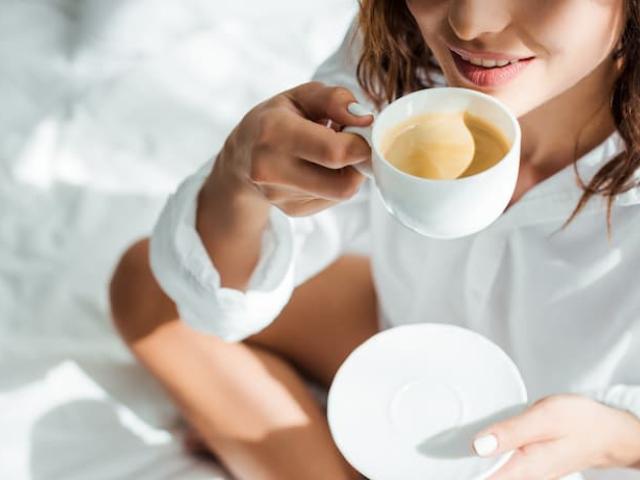 mujer disfrutando los beneficios del café