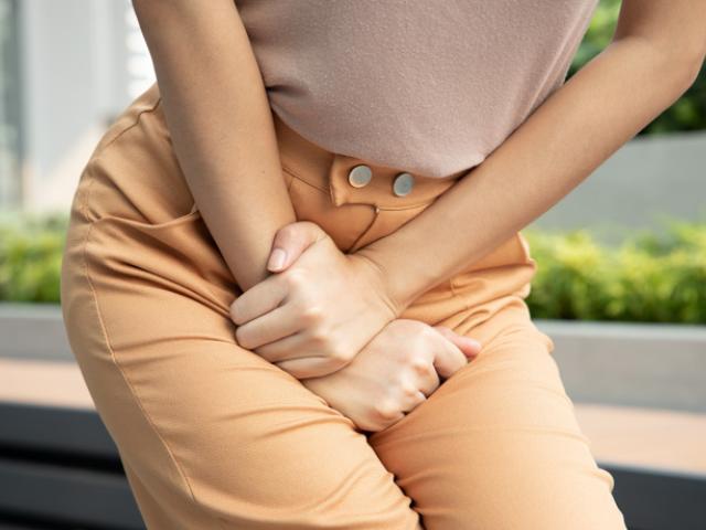 Mujer con problemas de infecciones de orina. 