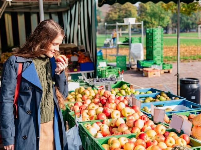 mujer eligiendo alimentos orgánicos