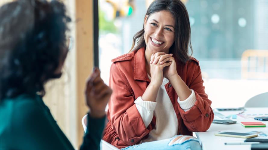 Dos mujeres de negocio conversando