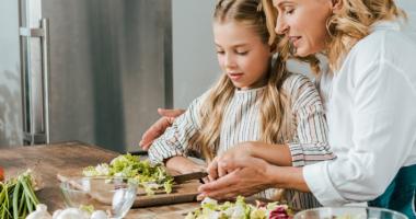 Mamá e hija cocinando