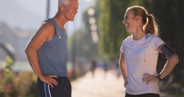 Dos adultos conversando después de correr 