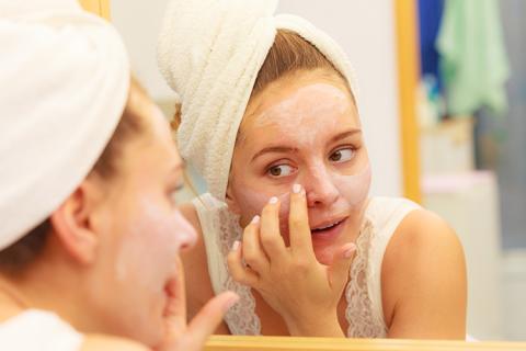 Mujer aplicando crema en el rostro