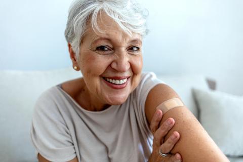 Mujer madura feliz tras recibir una vacuna
