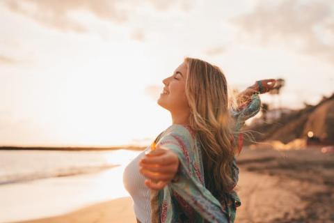 mujer disfrutando los beneficios del agua de mar